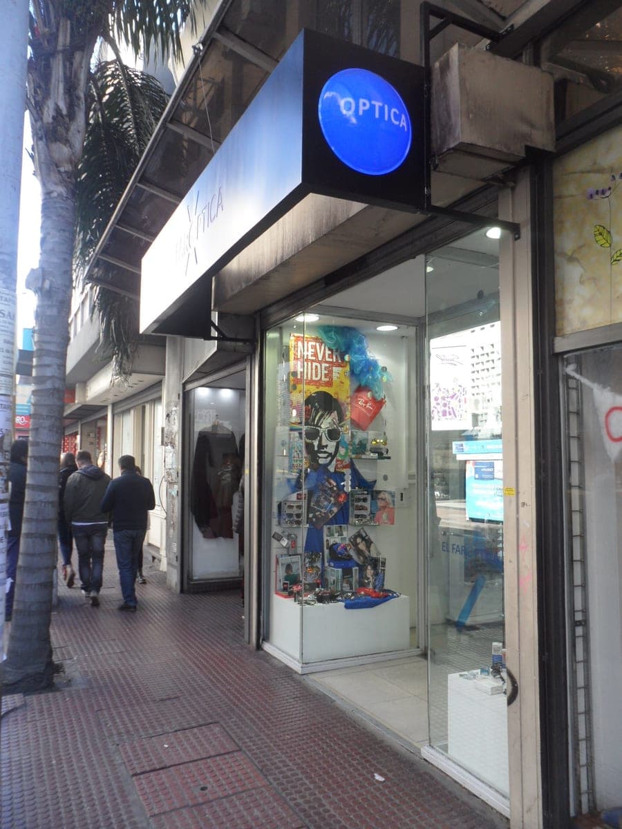 Vidriera de El Faro Óptica sobre la calle